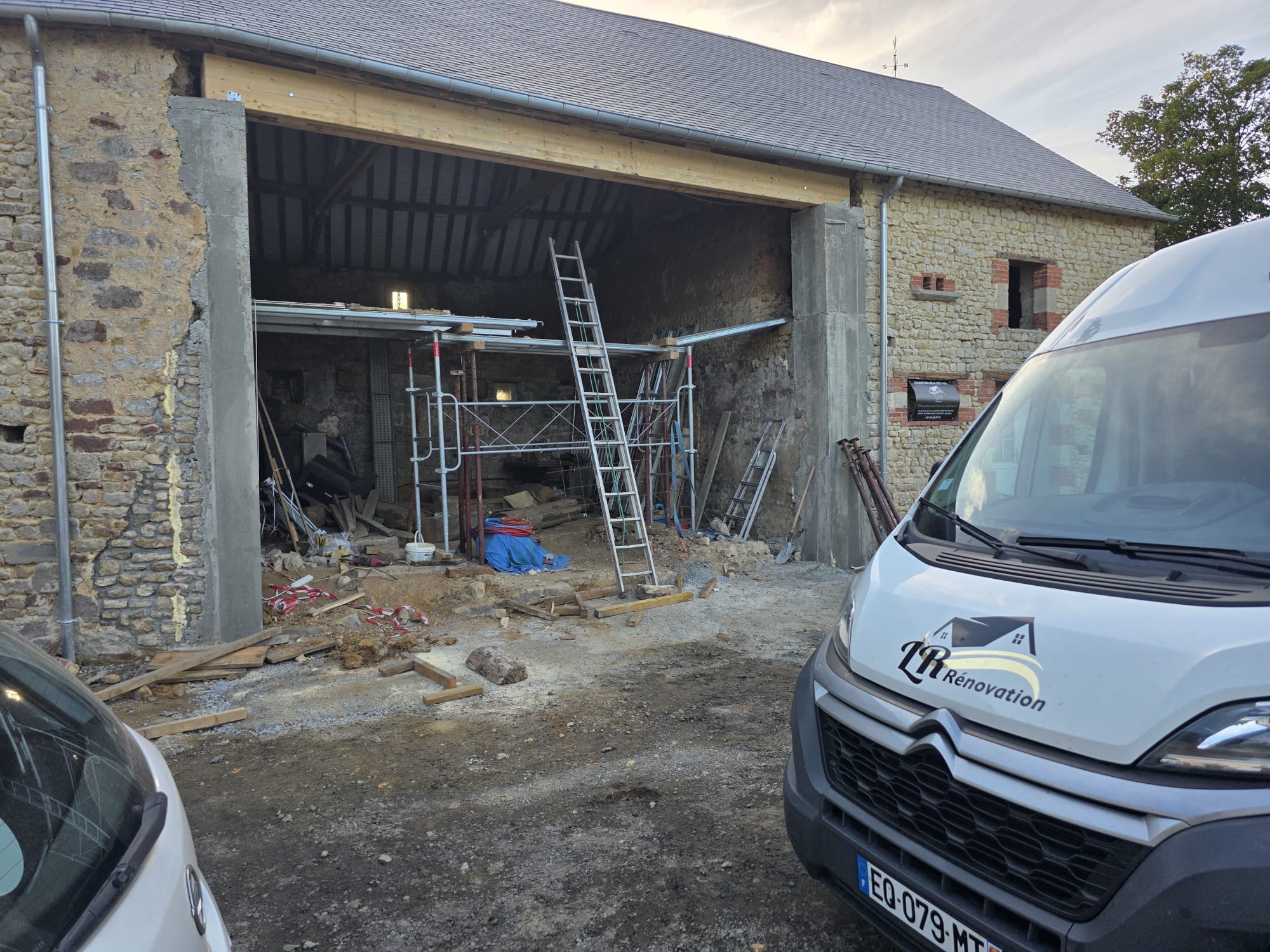 Chantier de rénovation de façade en pierre avec échafaudage et camionnette LR Rénovation