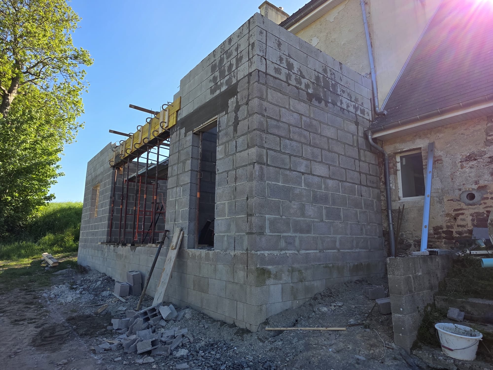 Extension en parpaings attenante à une maison ancienne avec échafaudage - LR Rénovation
