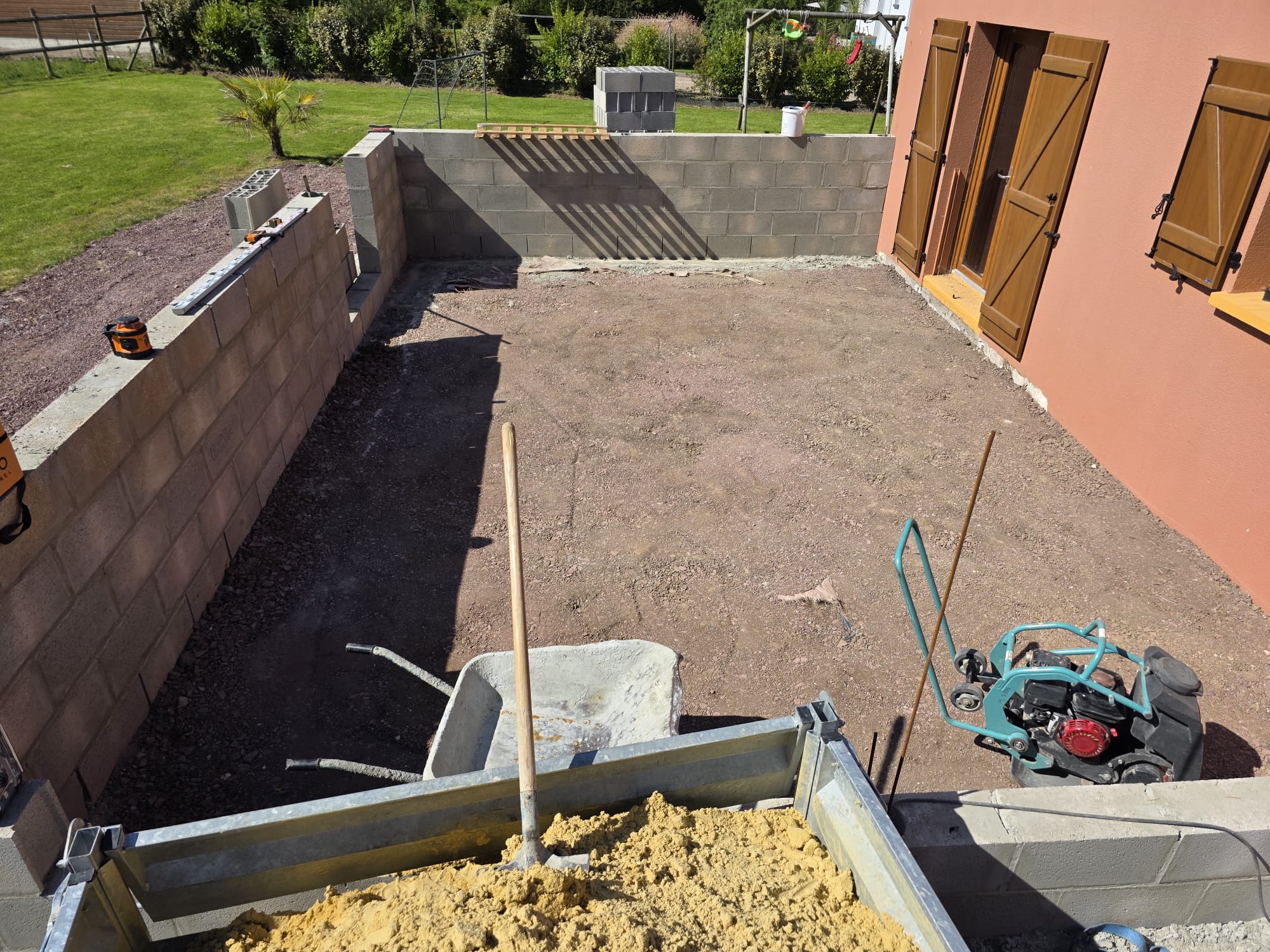 Construction d'une extension en parpaings avec préparation du sol - LR Rénovation