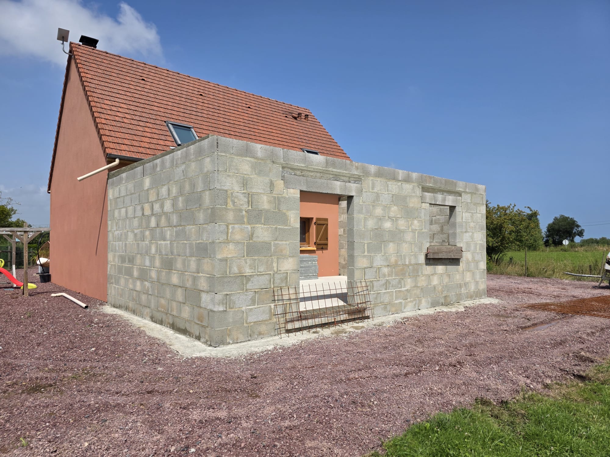 Extension en parpaings en cours de construction attenante à une maison avec toiture tuiles - LR Rénovation