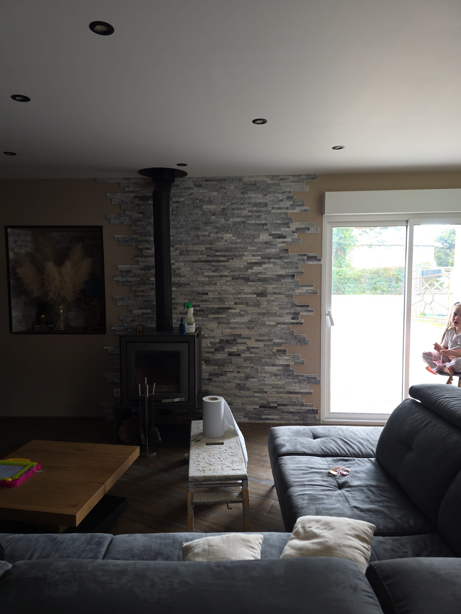 Façade en pierre rénovée avec fenêtres et portes en verre noir - rénovation de façade par LR Renovation