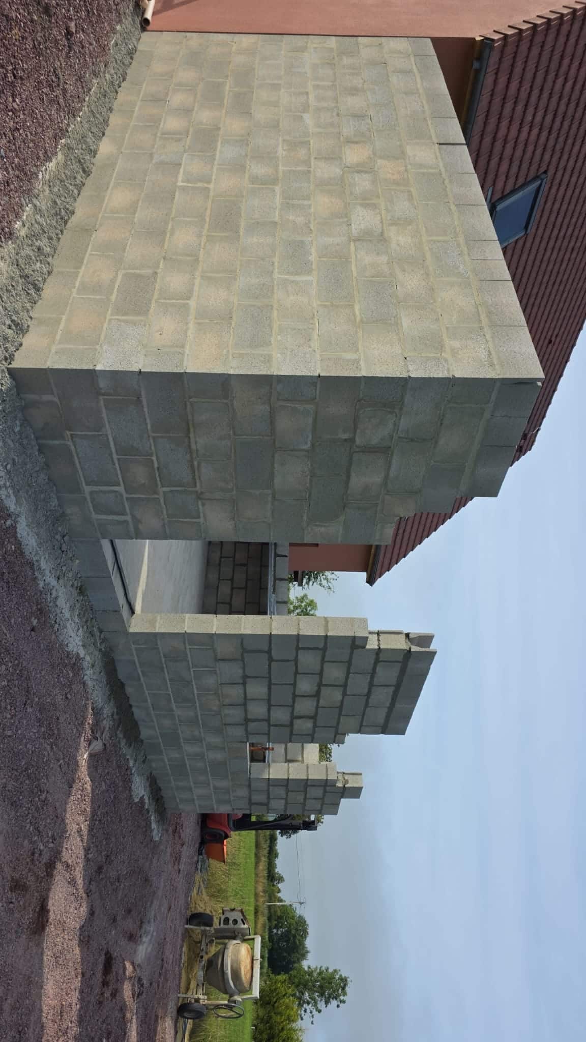 Construction en cours d'un mur en parpaings sur un chantier - LR Rénovation maçonnerie