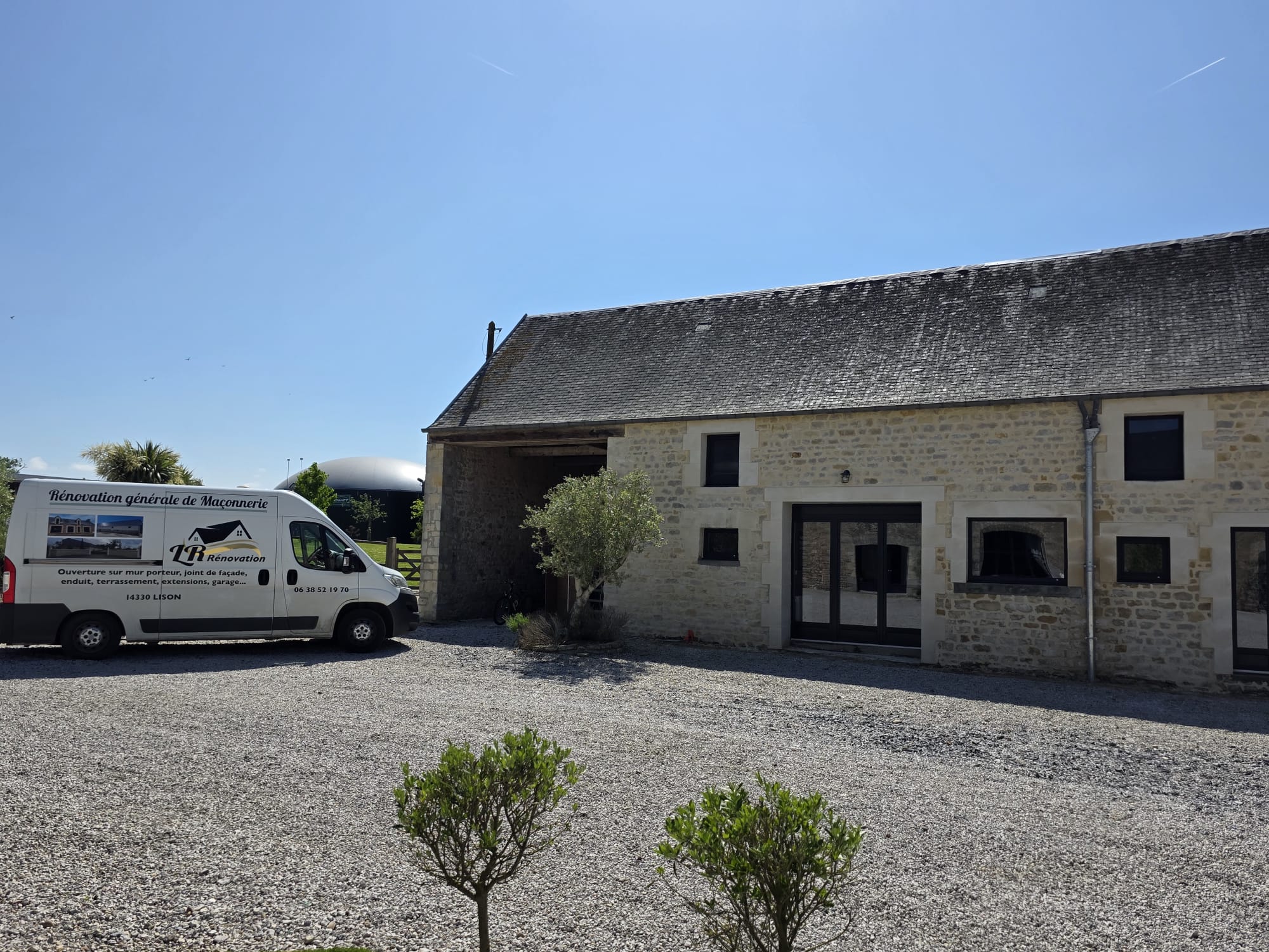 Maison en pierre rénovée avec véhicule utilitaire LR Rénovation et grange attenante