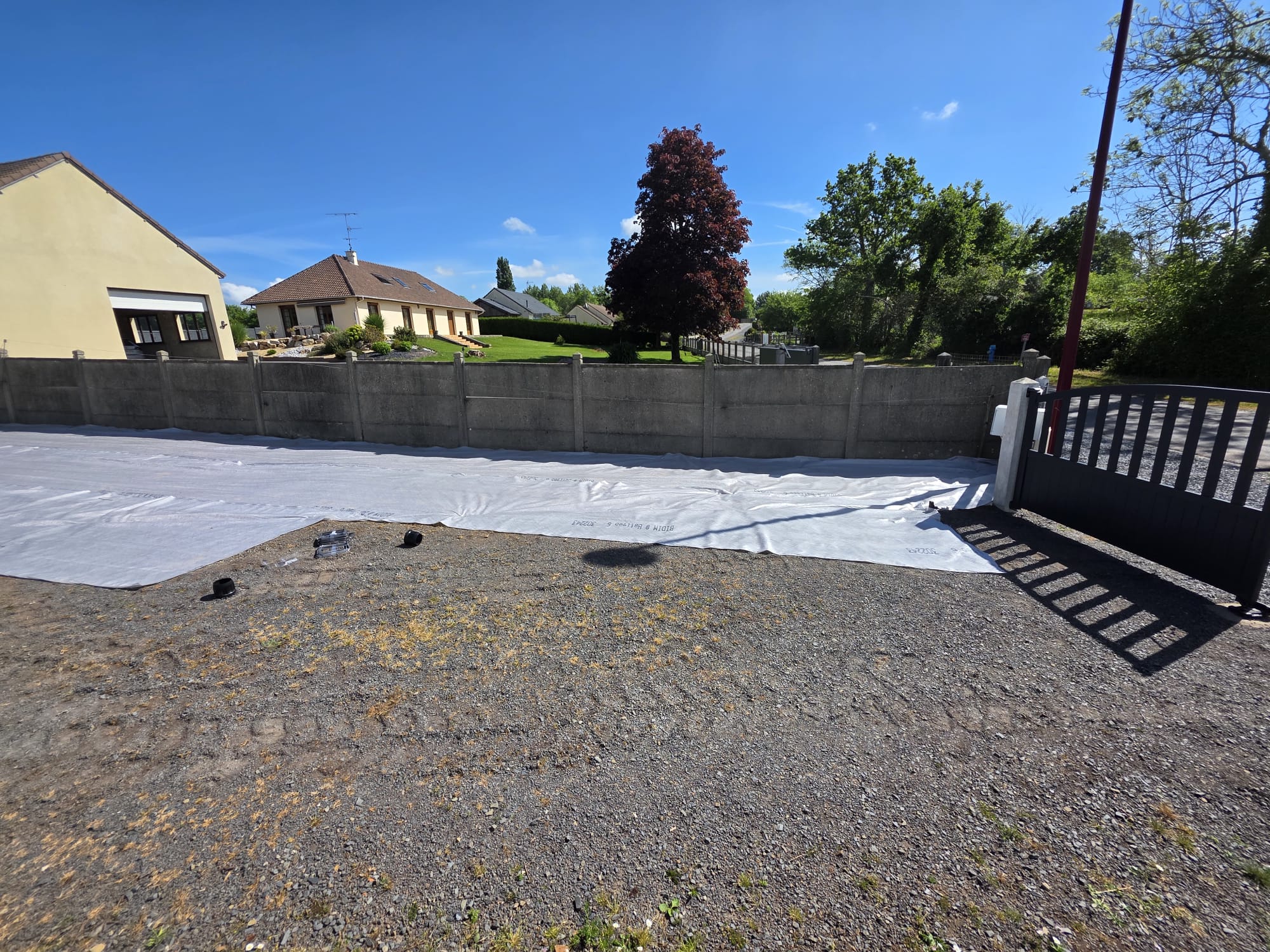 Maison rénovée avec façade beige et toiture en tuiles rouges - rénovation extérieure LR Renovation dans le Calvados