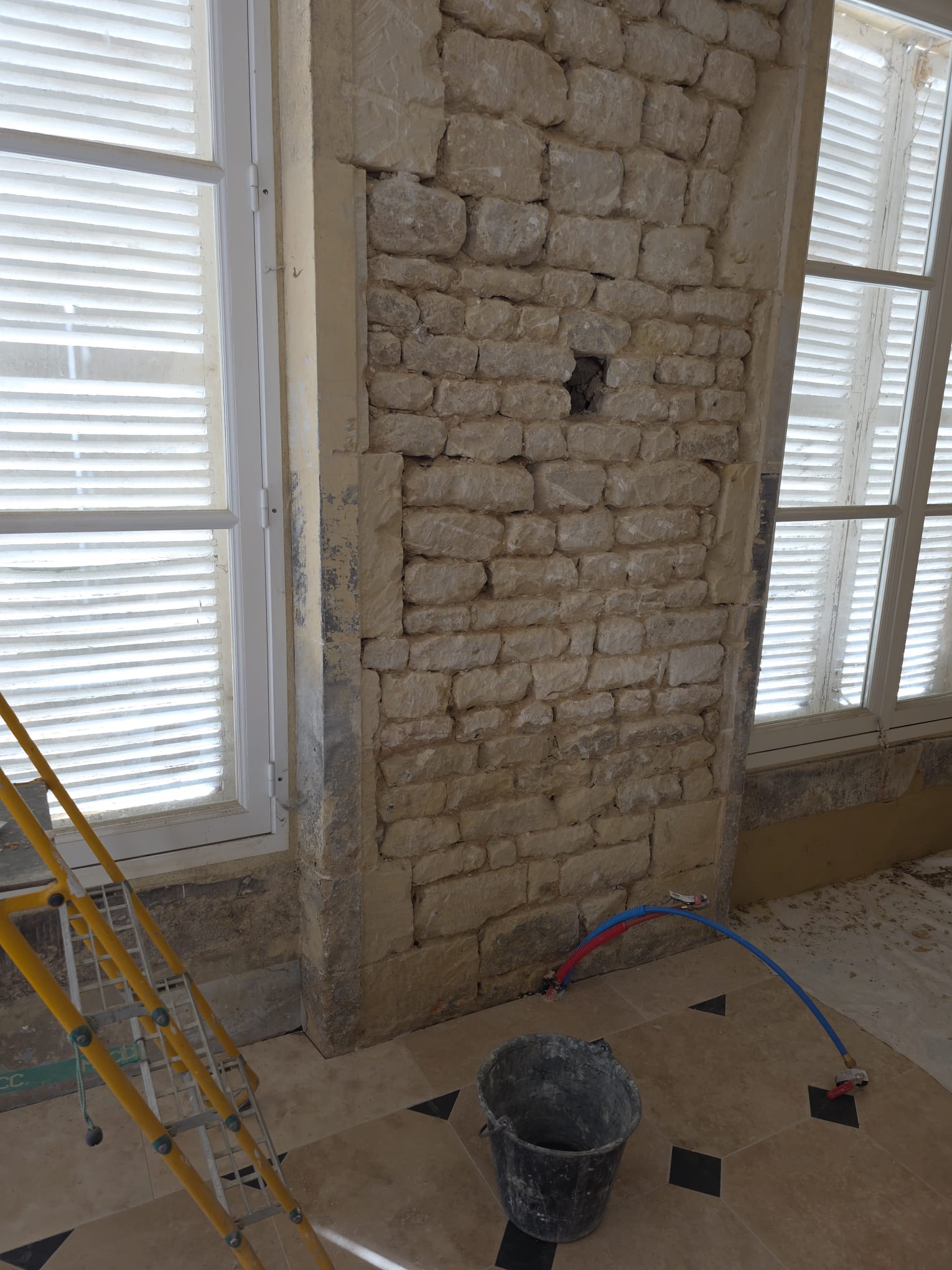 Rénovation intérieure mur en pierres apparentes par LR Renovation