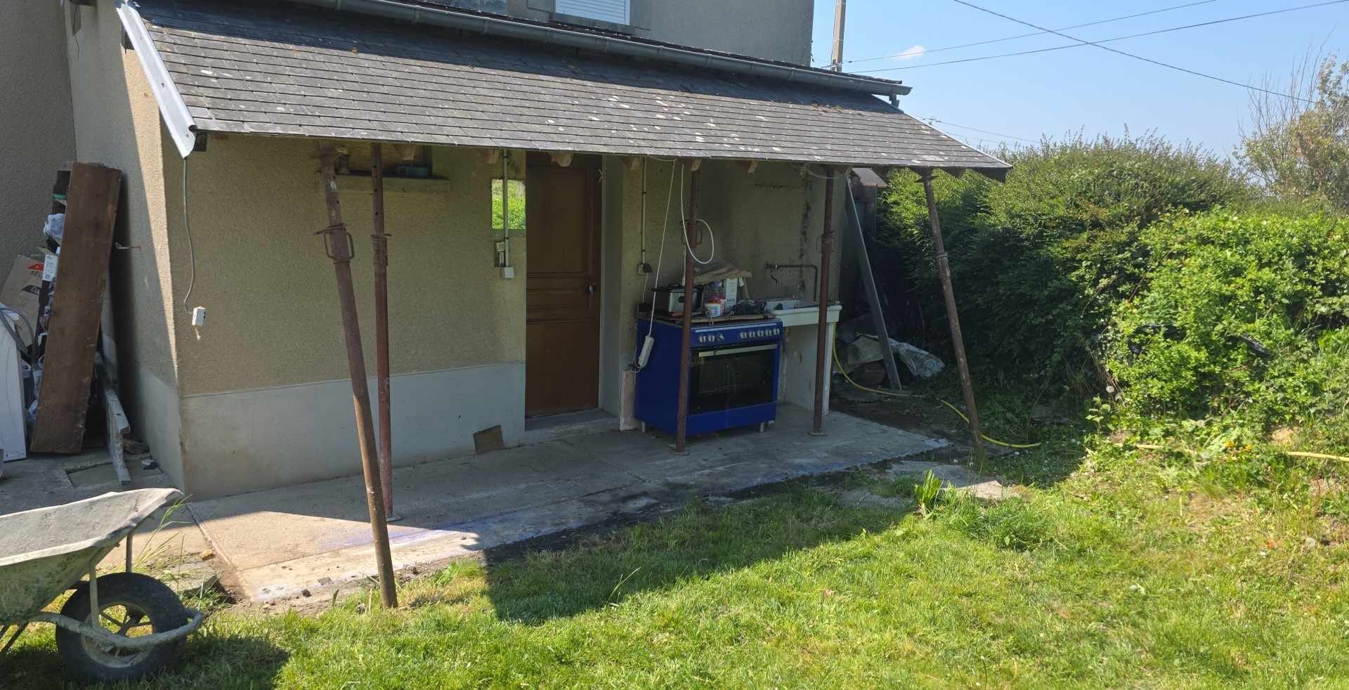 Petite terrasse couverte avec toit en bardeaux et étais métalliques - LR Rénovation