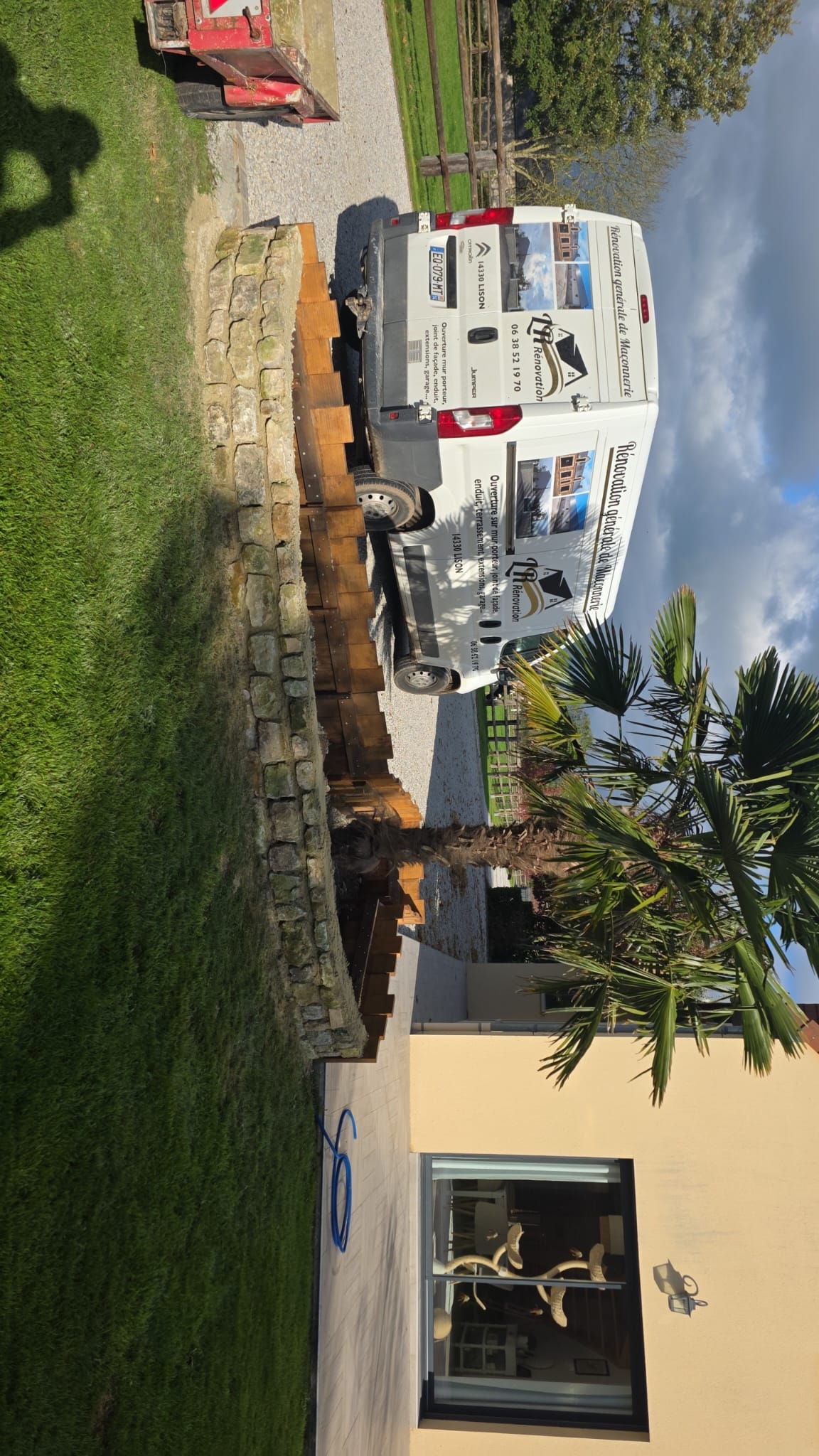 Van de l'entreprise LR Rénovation stationné près d'une maison avec terrasse carrelée