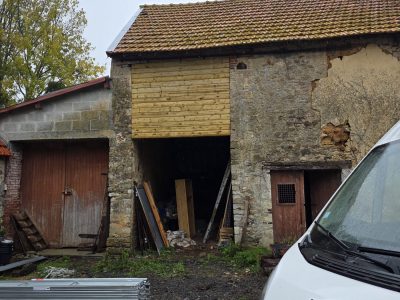 Ancien bâtiment en pierre en rénovation avec planche en bois - LR Rénovation